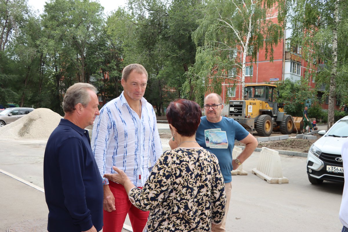 Депутат Самарской Губернской Думы Милеев А.В. <a href="/AlexanderMileev/">Александр Милеев</a> и Глава Кировского района Рудаков И.А. <a href="/Rudakov_i_a/">Рудаков Игорь Александрович</a> проверили выполнение работ по благоустройству двора ул.Стара-Загора,166 по программе "СОдействие"и обсудили с жителями дома 140 вопросы благоустройства
<a href="/SOdeistvie63/">Губернаторский проект "СОдействие"</a>