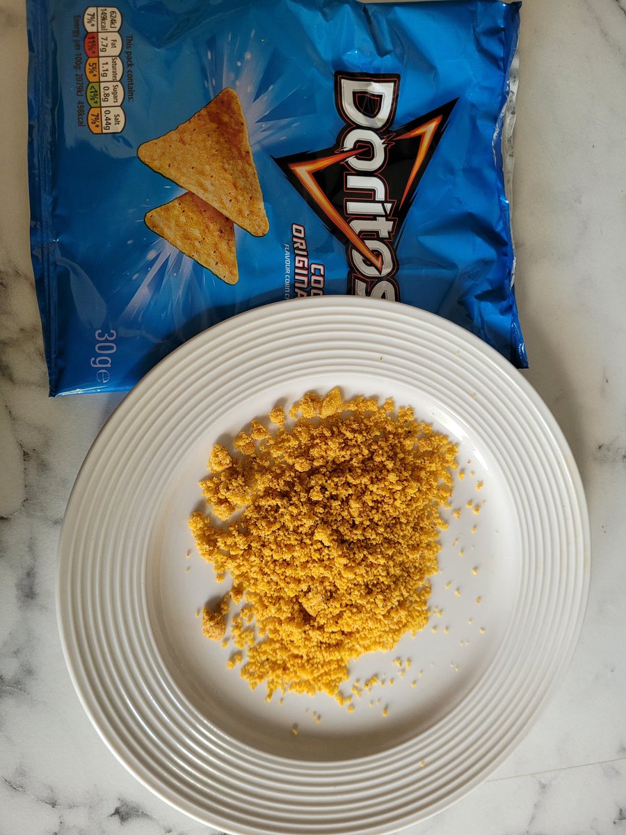 nicoleodam's tweet photo. @Doritos When you look forward to a bag of crisps and all you find is a bag of dust and 4 crisps!! 🙃🤣 Gutted!! https://t.co/rhZDO2qTyK