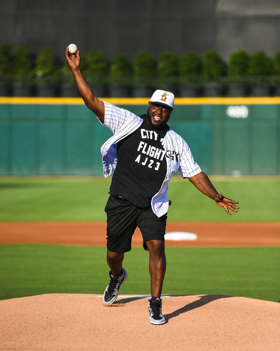 KnightsBaseball's tweet photo. BIG thanks to former @Panthers defensive end Charles Johnson for throwing out last night's ceremonial first pitch! 🔥🔥

📸: @laurawolffphoto https://t.co/k8WG9SrHiF