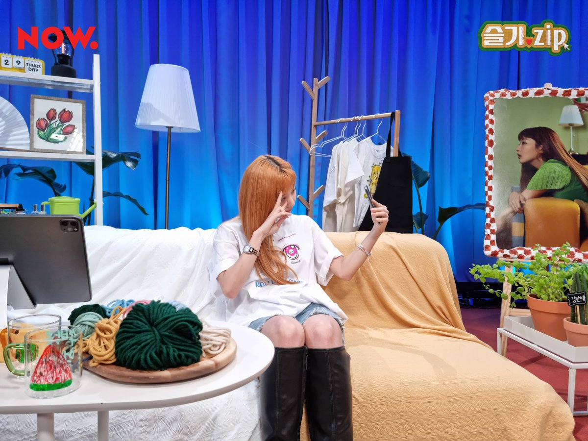 seulgi_zip's tweet photo. #슬기zip 10시 땡🔔 쥔님 기다리는 🏡으로 가자~😉 귀염뽀짝 #슬기 가득한 혼슬🐻 손님들 위해 준비한 쥔님의 슬금슬금 특별 선물🎁 💡HINT : 🏡🕺🏻💃🏻 #SEULGI 의 선물💝 궁금하다면❓ #NOW온에어 💌 https://t.co/6P1FXNknTr https://t.co/yt7Y9BZV9X