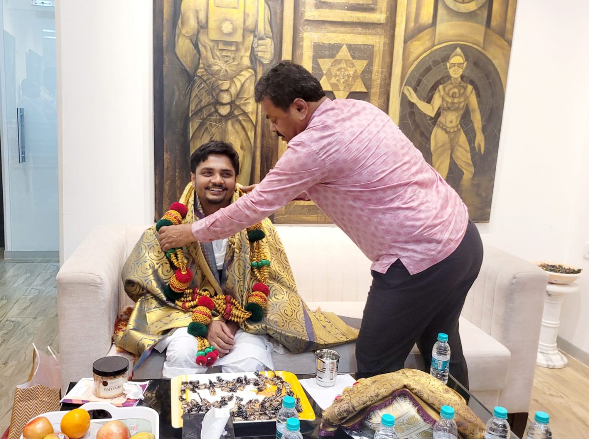 MPRBJP's tweet photo. ಬೆಂಗಳೂರಿನ ಬನಶಂಕರಿಯಲ್ಲಿ ಅವಧೂತ ಶ್ರೀ ವಿನಯ್ ಗುರೂಜಿ ಅವರನ್ನು ಭೇಟಿ ಮಾಡಿ ಶುಭಾಶೀರ್ವಾದ ಪಡೆದೆ. https://t.co/1t1N5jZnDj