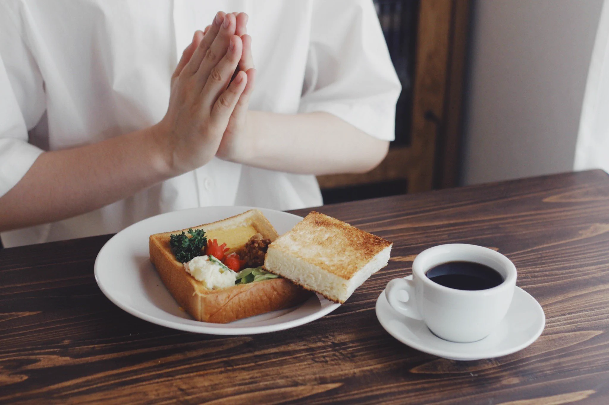こんなトースト見たことない！中にウィンナーや卵焼きが入ったその名も『おべんトースト』！