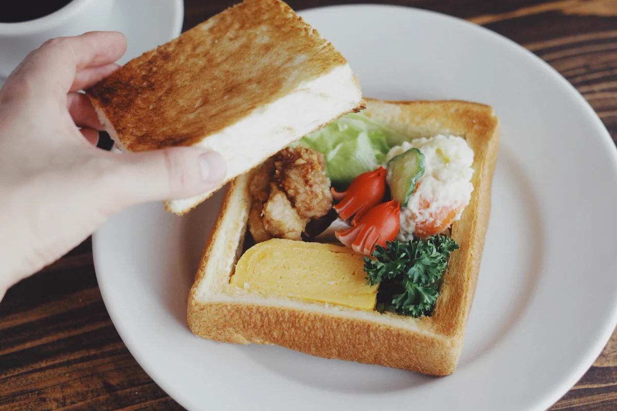 こんなトースト見たことない！中にウィンナーや卵焼きが入ったその名も『おべんトースト』！