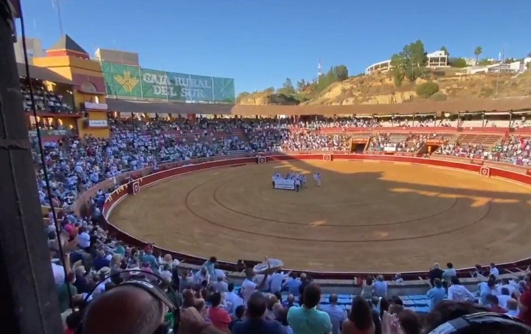 GxlDeFekir's tweet photo. Plaza de toros llenas, manifestaciones de miles de personas permitidas, salas en conciertos y discotecas llenas. Pero en un estadio de fútbol el 25% solo 😂😂😂. HIJ0S DE PUT4 https://t.co/lNIUHV3NaG