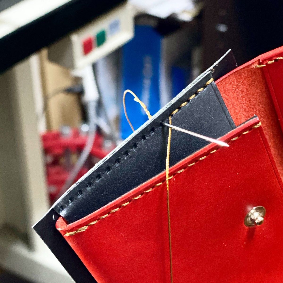 Ochameworks510's tweet photo. 赤×黒はやはり良き⭐︎

#CinqueCentoDieci #Ochameworks510 #leather  #leathercraft #handmade #netshop #wallet #fashion #brand #original #order #bespoke #革小物 #レザー #レザークラフト #手縫い #leatheritem #leatherwork #leathergoods #ブッテーロ #japan #財布 #業務委託 #oem https://t.co/bRcwMzD4Sg