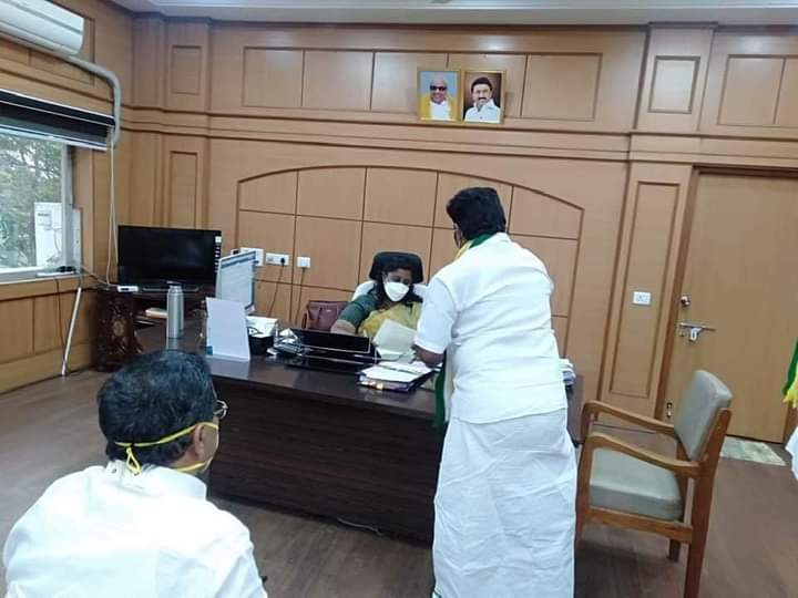 KSRAJGOUNDERPD1's tweet photo. .. வெற்றி !.வெற்றி !!
இன்றைய தினம் எனது தலைமையில் நாமக்கல் மாவட்ட ஆட்சியர் அலுவகத்தில் #வல்வில்_ஓரி #அரசு_விழா! பற்றிய கோரிக்கை மனுவானது அளிக்கபட்டது... கோரிக்கையை பரிசீலீனை செய்து,  மாவட்ட ஆட்சியர் அவர்கள் இன்று மாலை  4 pm பேச்சுவார்த்தை நடத்தி அனுமதி வழங்கினார்.. https://t.co/MKNe1exbO1