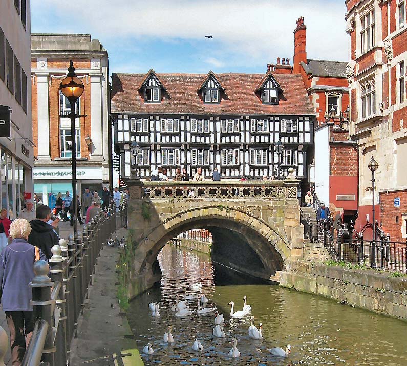 High Bridge, Lincoln, England
The bridge dates from about 1160. The #timberframed buildings from about 1550
#medievaltwitter