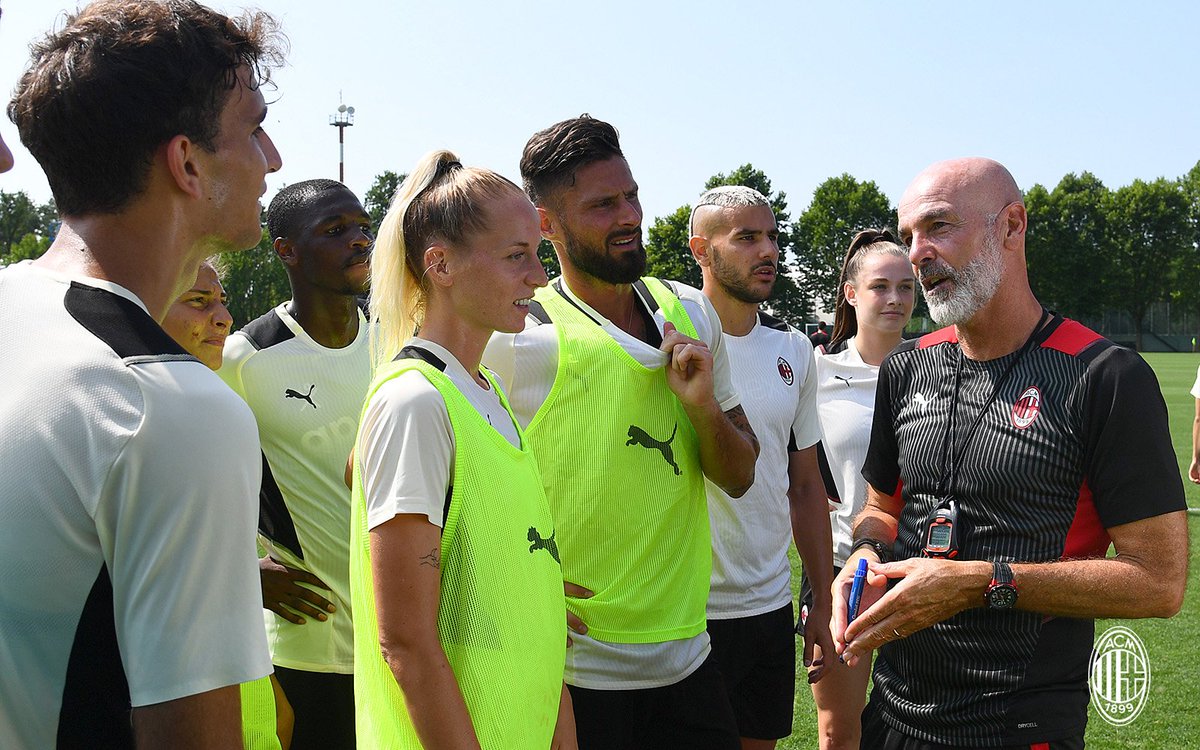 Two teams, one Club 🔴⚫
We Are #ACMilan!

#SempreMilan