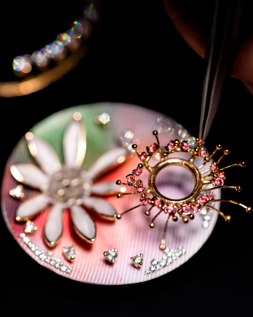 Dior's tweet photo. A delicate #DiorHorlogerie evocation of watercolor painting in exceptional timepieces, new 'Dior Grand Soir Aquarelle' watches https://t.co/uoaLlzNxFd give the illusion of a blooming flower on the dial with its counterpart engraved on the polished gold case back.
© Pol Baril https://t.co/OS4UXip54J