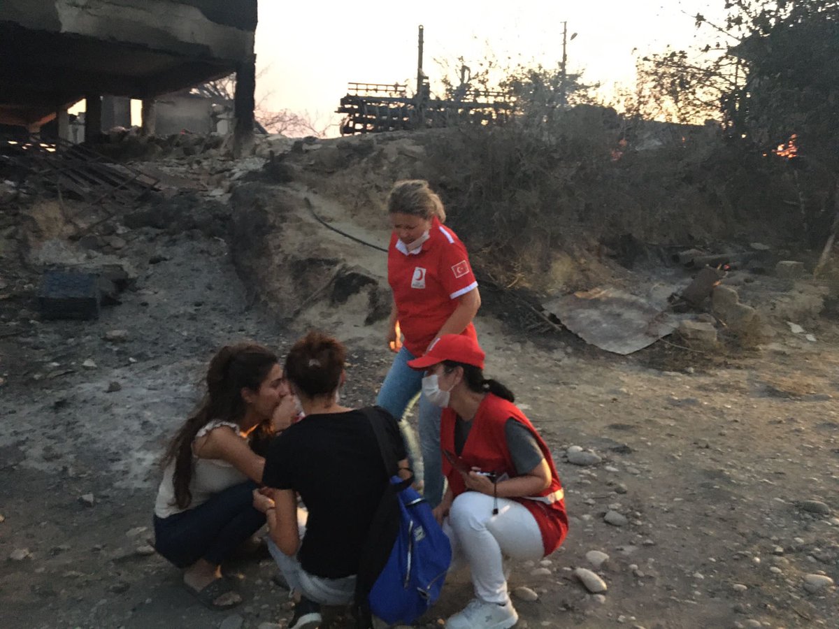 Orman yangınının sürdüğü 
#Adana #Kozan #Manavgat #Marmaris #Bodrum ve onlarca noktada, #kızılaykadınları sahada,
vatandaşlarımıza ve  görevli ekiplere destek olmaya devam ediyor.