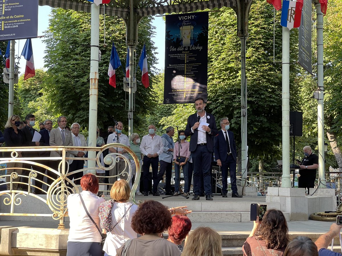 VichyUnesco's tweet photo. [#JourDeFête 🎉] C’est sous un beau ciel bleu et avec le soleil ☀️ que sont lancées à l’instant les festivités. Célébrons ensemble, et toute la soirée, l’inscription de #Vichy et des grandes villes d’eaux d’Europe à l’UNESCO. 

Le 🥂🍹🥤 est lancé et en 🎶🎺🎷. 

On vous attend ! https://t.co/ITzZtaqrgm