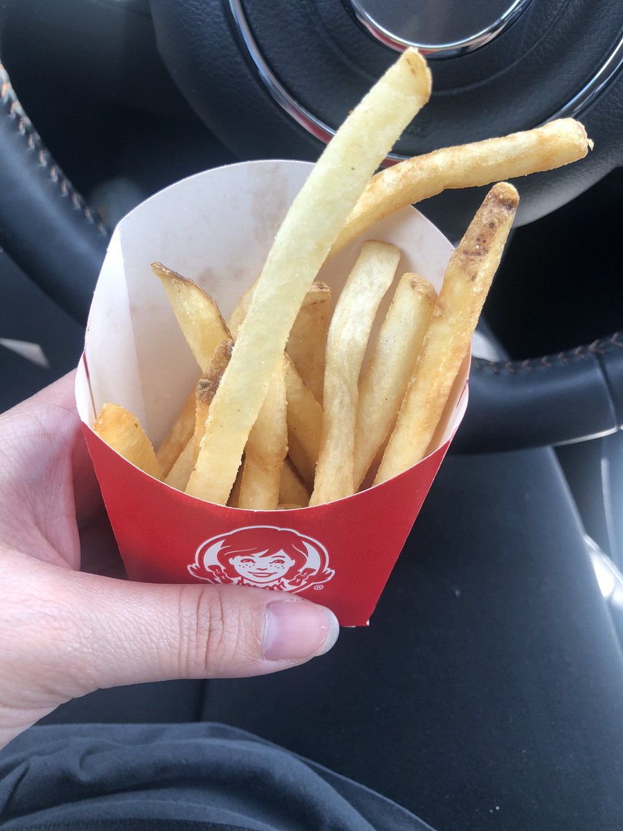 vitalocaaaaa's tweet photo. I’m trippin? Or did they give me a pinch of fries? @Wendys https://t.co/3NhBnCiiLP