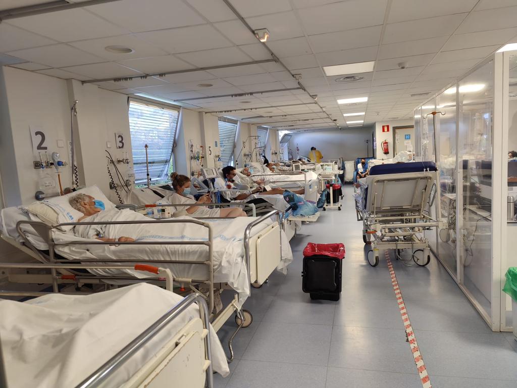 Esta mañana la urgencia de la Paz amanecía con 72 pacientes pendientes de ingreso. Esta es la sala 5, con 18 pacientes para sus 12 camas. El hospital tiene cerca de 200 camas cerradas <a href="/IdiazAyuso/">Isabel Díaz Ayuso</a> <a href="/eruizescudero/">Enrique Ruiz Escudero</a> @MasMadridCM <a href="/psoe_m/">PSOE Madrid</a> <a href="/PodemosCMadrid/">Podemos Comunidad de Madrid</a> <a href="/IU_Madrid/">IU Madrid🔻</a>