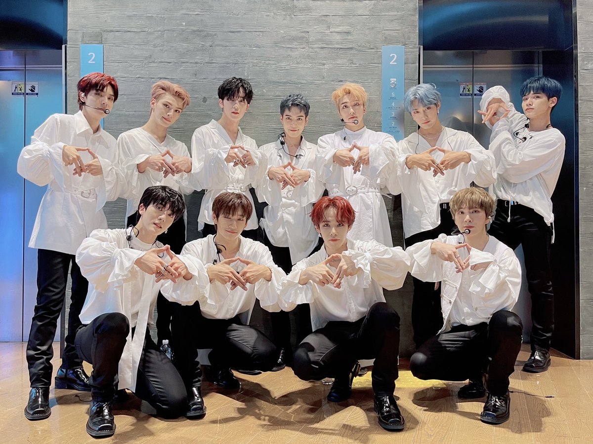 кпоп группа omega x. Omega x k-pop группа участники. Omega x участники. Omega x группа. Omega x участники.