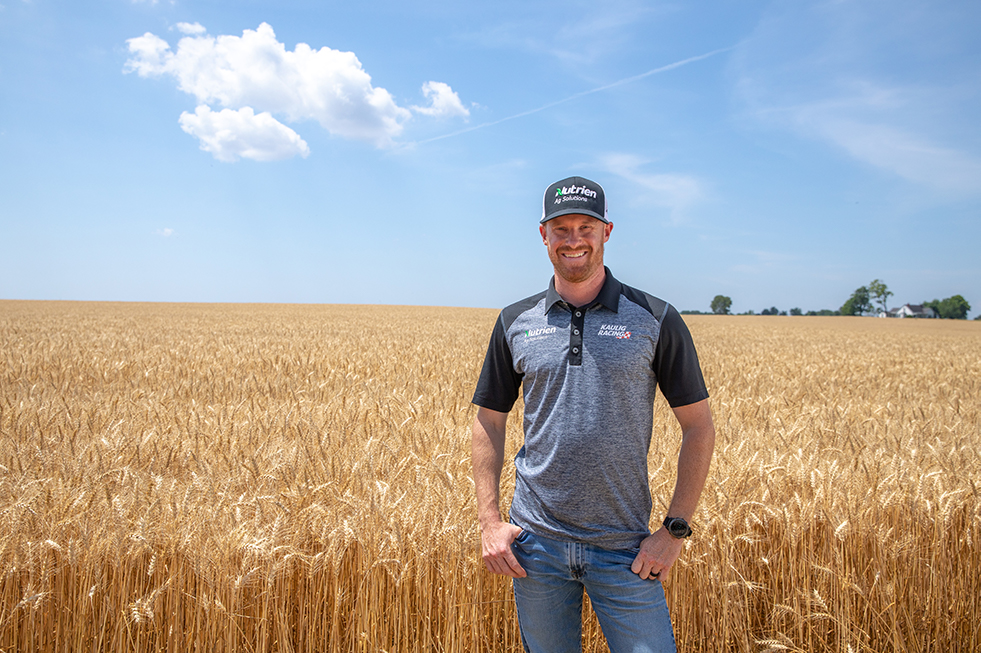 NutrienAgRetail's tweet photo. Great visit with @JebBurtonRacing at Lester Family Farms in Gracey, KY. 🌾 

Stay tuned for the next episode of #TwoTrackMind coming up soon. 👀

While you wait, check out the previous episodes. 👉 https://t.co/v1UOjdYLbt

#LeadingTheField https://t.co/sGZykE1RNn