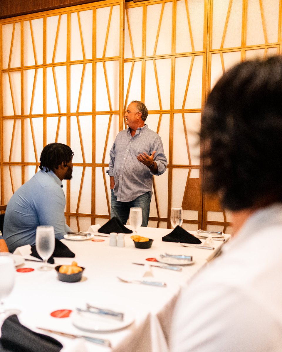 SMUFB's tweet photo. Supporting our student-athletes 𝗢𝗡 𝗔𝗡𝗗 𝗢𝗙𝗙 𝗧𝗛𝗘 𝗙𝗜𝗘𝗟𝗗 🤝

We hosted a dinner for the amazing mentors &amp; interns of our #LifeAfterBall program. It’s our goal to equip our players with the essential skills to secure a job upon graduation 🎓

#PonyUpDallas #PonyExpress https://t.co/LjdmZ3Ufax