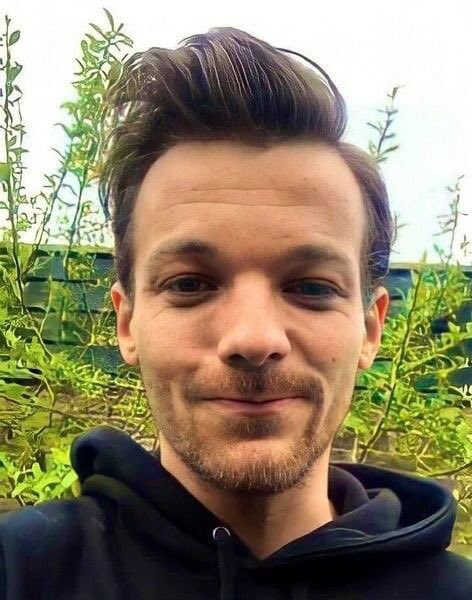 shelyricss's tweet photo. desde que conocí a louis tomlinson la mina amarilla trabaja más https://t.co/nAPpywRuV1