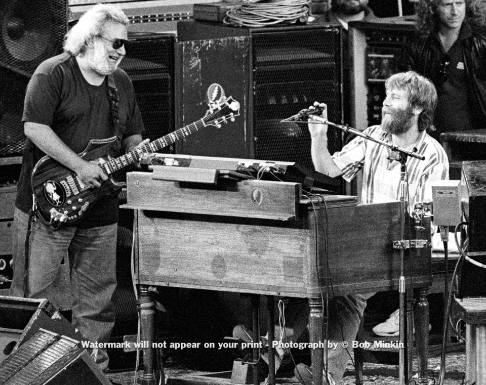 Jerry Garcia and Brent Mydland having a moment. "Nothing left to do but smile, smile, smile." July 15, 1990 live at Shoreline Amphitheater. Photo credit: #bobminkin 

#gratefuldead #jerrygarcia #brentmydland #shoreline #concert ⚡️💀🌹