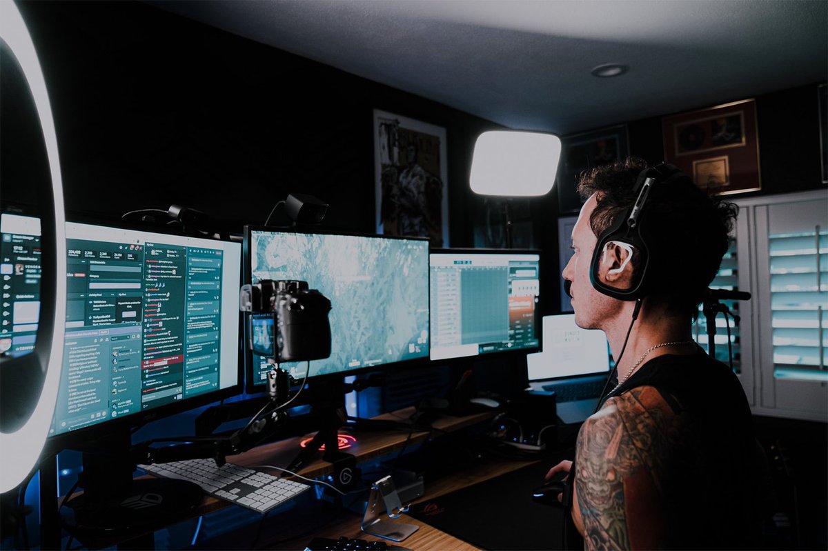 elgato's tweet image. What inspired you to be a creator? 🎬

📸: @matthewkheafy