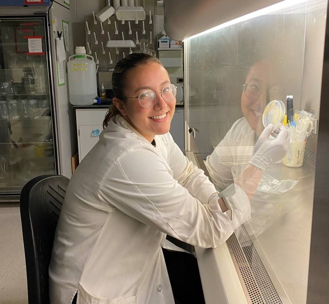 Very proud of <a href="/SeaGrant/">NOAA Sea Grant</a>MI Intern and MSU-AAHL student Rachel London as she works to uncover the causes of skin lesions in MI smallmouth bass in collaboration w/ <a href="/MDNR_Fisheries/">MI DNR Fisheries</a> this summer. A great member of the team!  #CommunityEngagedInternship #SGIntern @SeaGrant