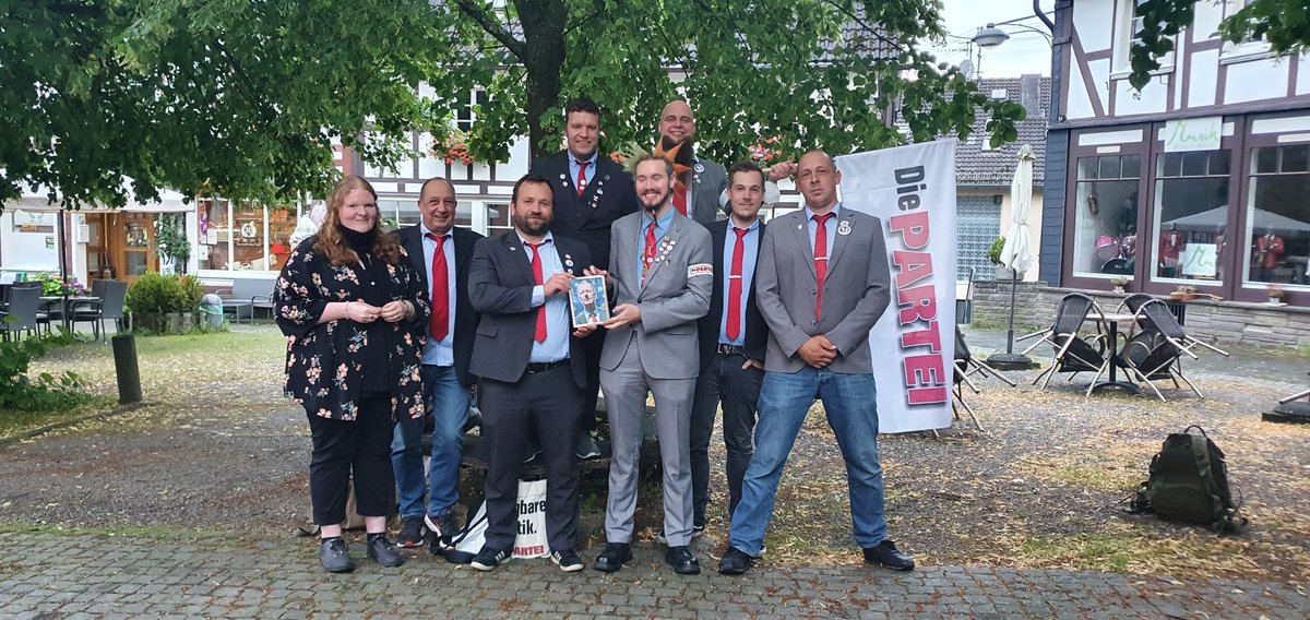 Vergangenes Wochenende hatte die <a href="/DiePARTEIRSK/">Die PARTEI Rhein-Sieg</a> Wanderstammtisch in #Much.
Dabei wurde Much widerstandslos Übernommen, HURRA!
Folg uns und sei das nächste Mal mit dabei 😉