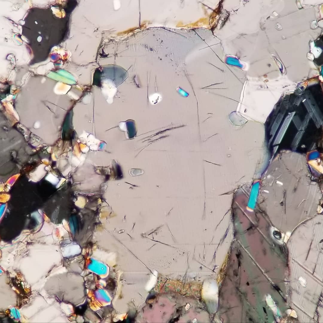 hannerzC's tweet photo. It isn't often that I get to see an optic axis figure, esp in my #metamorphosed #carbonates #Calcite is a uniaxial #mineral with a negative optic sign, so the NE corner of the crosshairs goes yellow when the #gypsum plate is entered. #geology #ThinSectionThursday #microscope https://t.co/6NZXvOdiEZ