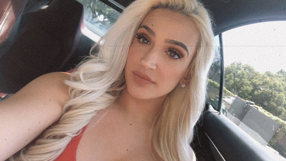TatianaaBabii's tweet photo. My blonde is nice and all but I lowkey miss having colored hair... I think Red or Pink are gonna be making a comeback soon 😫 #fantasycolors https://t.co/Vax2AkLpXS