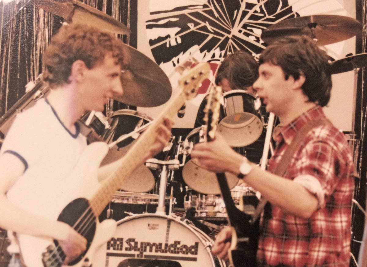 Y Symudiad Olaf. Sdym egni gyda ni i ysgrifennu lot. Mae ein calonnau wedi torri, torri am byth. Ma bywyd yn anheg, anheg uffernol. Diolch i Richard / Dad am bopeth - ein byd ni, a ni oedd ei fyd e. Diolch i bawb am y negeseuon, Ann, Dafydd ac Osian x