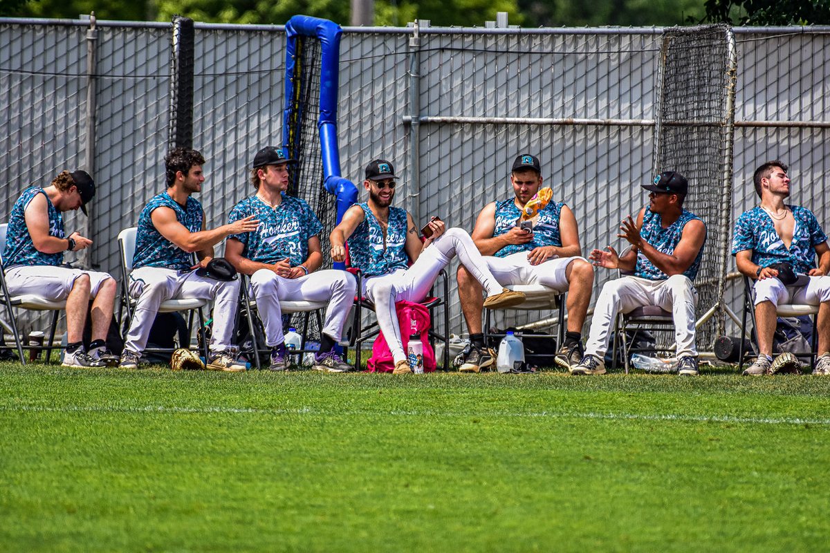 RochHonkers's tweet photo. Pre-game scenes from the 𝘽𝙍𝙊𝙋𝙀𝙉.

#FunForTheWholeFlock https://t.co/ijAPoiYglz