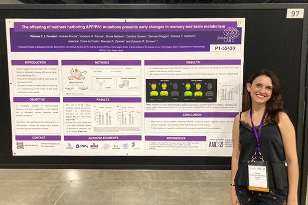 UFRGS presente com 13 trabalhos na maior conferência mundial sobre a doença de Alzheimer. Na foto, a pós-doutoranda Pamela Ferreira apresenta pôster sobre  biomarcadores sanguíneos que fornecem informações complementares sobre a doença de Alzheimer 
bit.ly/3fcix9U