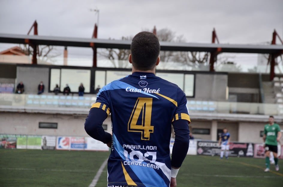 FICHAXE | OU MAMA! <a href="/JorgeQueiruga/">Jorge Queiruga</a> ficha polo <a href="/CSDArzua/">CSD Arzúa</a>. Volve á casa un dos mellores da temporada pasada tras desvincularse da <a href="/SD_Compostela/">S.D. Compostela</a>! Volve o central de garantías! #BenvidoQuei #ImosCSD