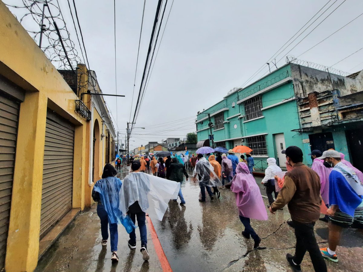 lahoragt's tweet photo. #Protestas29J Manifestantes caminan por la 12 avenida de la zona 1. Se dirigen a la sede central del Ministerio Público.
📸: María España/LH https://t.co/ua4yNAFeVQ