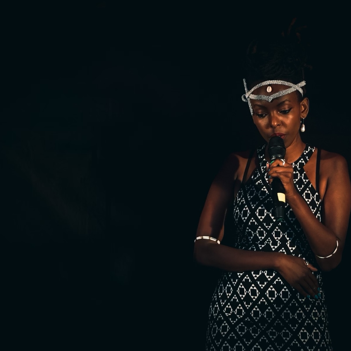 tetadiananow's tweet photo. Inka yacu ni umukara
Runyagiranduru ni umukara
Inyamibwa mu bakobwa ikagira impuhwe
Iyo urugamba ruteye yonsa ebyiri. 🎶

#SommarLund #GoodnightSun #SummerTour2021 🌹 https://t.co/yQezenbEHD