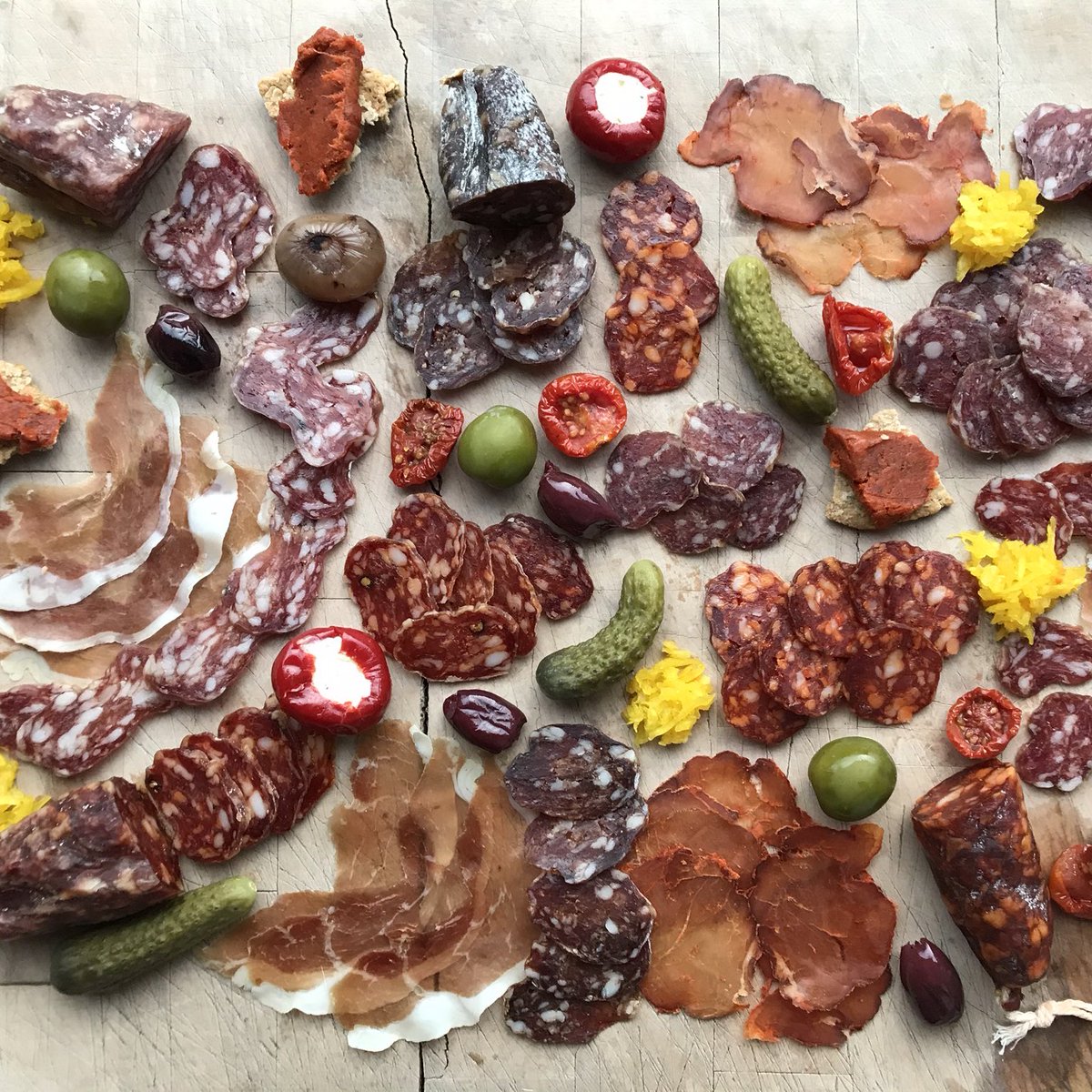 EastCoastCured's tweet photo. Have you tried our products yet? If not, the MEDIUM HAMPER is for you! This week’s medium hampers contains a piece of each of our salamis from our classic range. Talking about a #TastingBox!😋

#allthemeat
#eastcoastcured #scottishcharcuterie #supportlocal #leith #edinburgh https://t.co/bc1EIc9Jrd