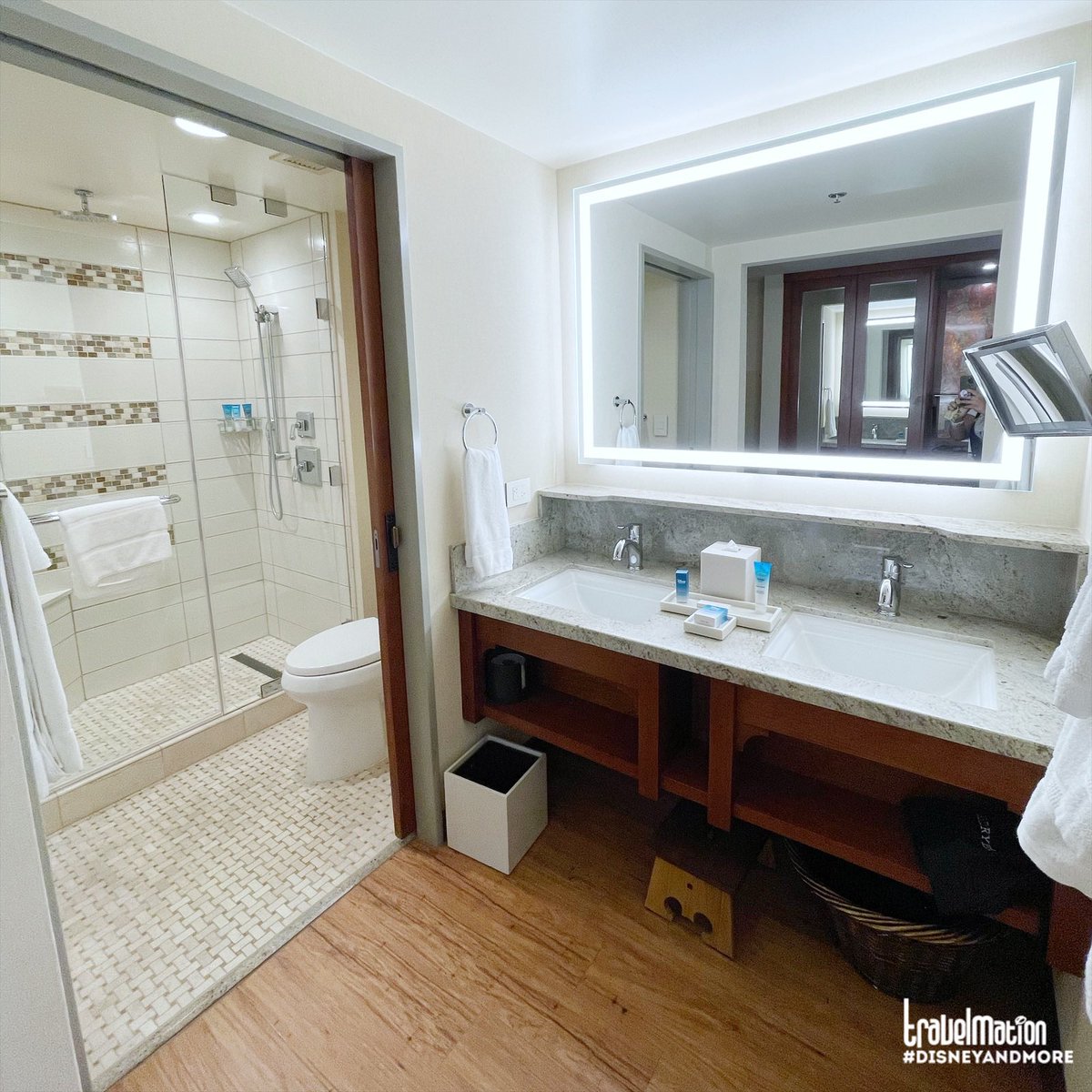 travelmation's tweet photo. Craftsman-style elegance is highlighted beautifully in every room at Disney’s #GrandCalifornian 🍊 Luxurious bedding, a spa like shower, proximity to Disneyland Parks, and stunning views, this #DisneylandHotel is the winner! 🍊 Contact your #Travelmation Travel Agent today! https://t.co/RQul7SydIh