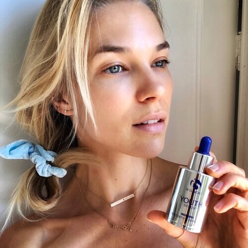 B_Maren's tweet photo. get the scoop // the best in #antiaging, minimalist #makeup, chocolate #babka, #seasonal Cali fare & more! - https://t.co/5ANaBCPBby
@isclinical @mgeorgina_dtla #isclinical #meritbeauty #minimalist #beauty #skincare #eatingLA #mgeorgina #onegbakery #chocolate #Brooklyn #serum https://t.co/lQdyooIfLc