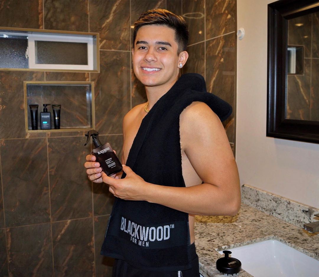 Blackwoodformen's tweet photo. Add some #NaturalClass to your shower style 🚿 🌿 🔲  #CleanseRestoreProtect 💦🛠🛡
📷: @albertochoa05 https://t.co/bsfGzDLdyQ
