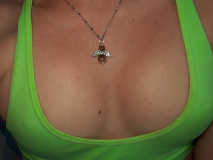 K&ouml;sz&ouml;n&ouml;m sz&eacute;pen a gy&ouml;ny&ouml;rű nyakl&aacute;ncot &eacute;s med&aacute;lt 🤗😇😙 https://t.co/Si5XTk1fXV