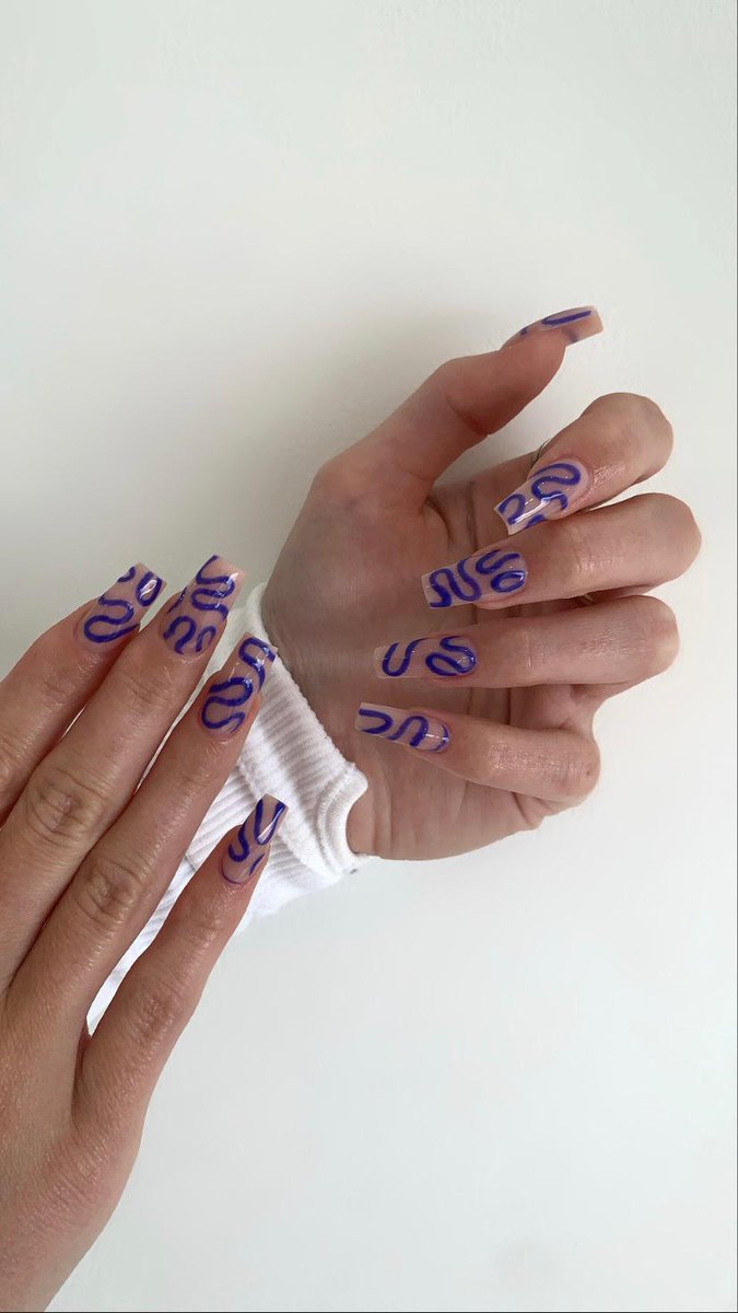 All about the swirls 💅
#acrylicnails #naildesign #preenyourself