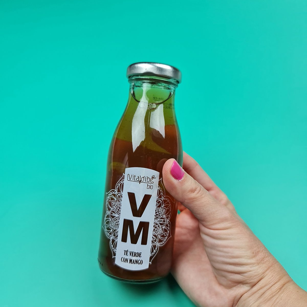 Los ingredientes del te verde junto con la vitamina C actúan como antioxidantes para el organismo. El mango le da a esta bebida un exquisito sabor dulce.
Entre sus principales propiedades destacan que refuerza sistema inmunitario.