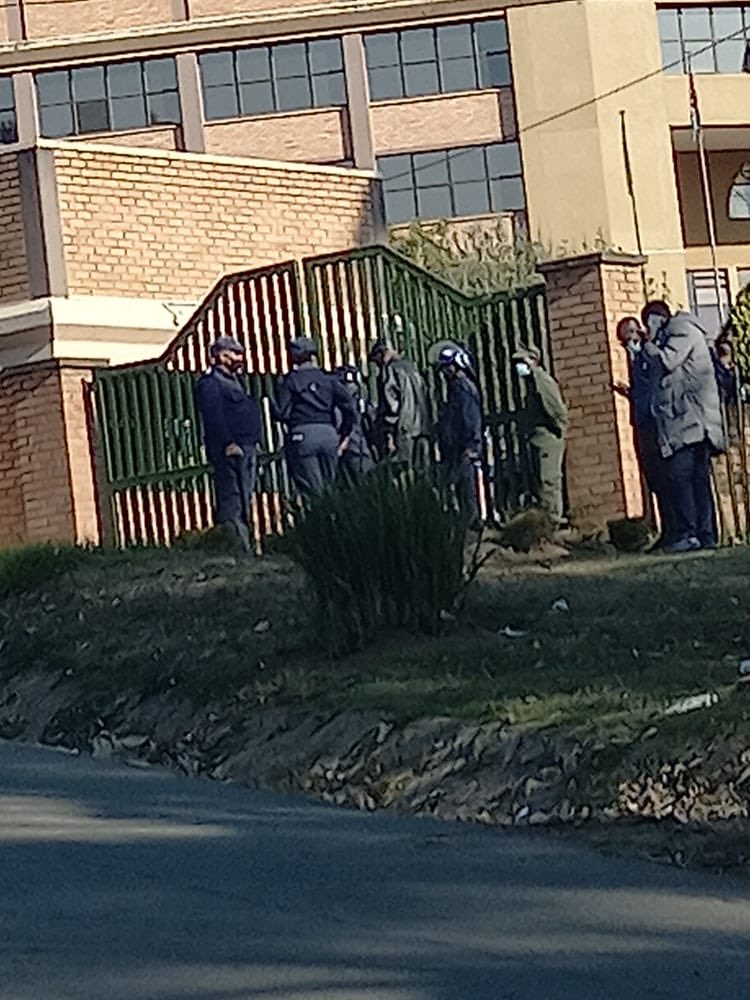 EFFSwazi's tweet photo. The police at the High Court gate ensuring that no one enters inside the premises. 
#eSwatiniIsBleeding 
#EswatiniProtests 
#FreeBacede 
#FreeMathandeni https://t.co/lmgWkAmP5b