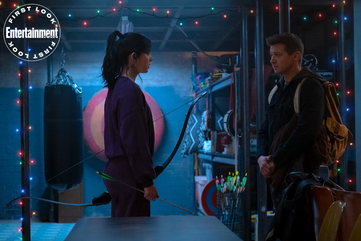 Marvel's tweet photo. #Hawkeye never misses 🏹, so don’t miss @JeremyRenner and @HaileeSteinfeld in this @EW exclusive first-look of Marvel Studios’ "Hawkeye"! The Original Series starts streaming Wednesday, November 24 on @DisneyPlus. https://t.co/yV28dPUU9y