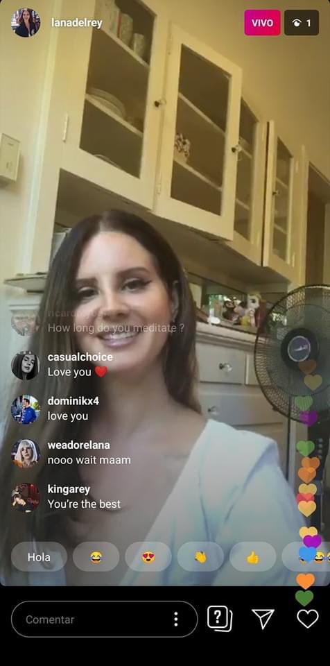 LoMejor_Amas's tweet photo. Lana del Rey en la actualidad con el mismo ventilador chafa de una tienda equis que se compró hace 5 años. REINA DE LA HUMILDAD 💖 #LanaDelRey https://t.co/H0ouczmdTZ
