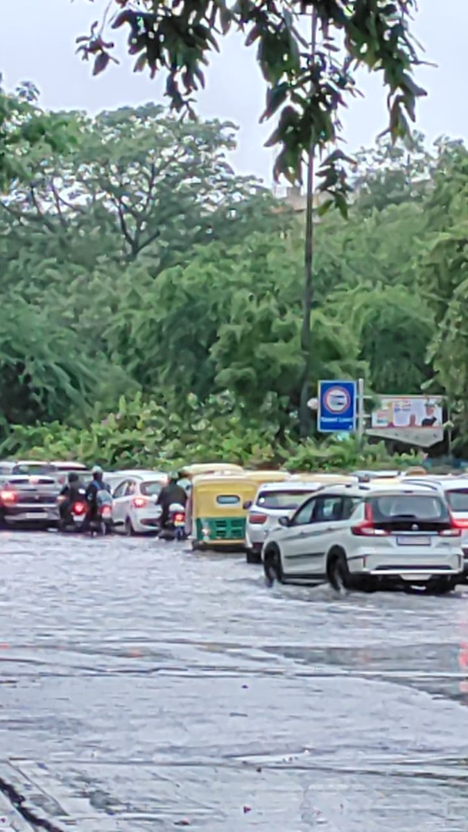 jitharsh's tweet photo. Started frm #nehruplace arund 5:10PM
Just covered 10kms in 2:30hrs
This is the situation of our capital #delhi 
Aise banayege #London
#DelhiTraffic #DelhiPolice #TrafficAlert
#Monsoon2021 #Fail_Kejriwal #KejriwalFailsDelhi

@dtptraffic @ArvindKejriwal @aajtak @AamAadmiParty https://t.co/sWrs8lBejA