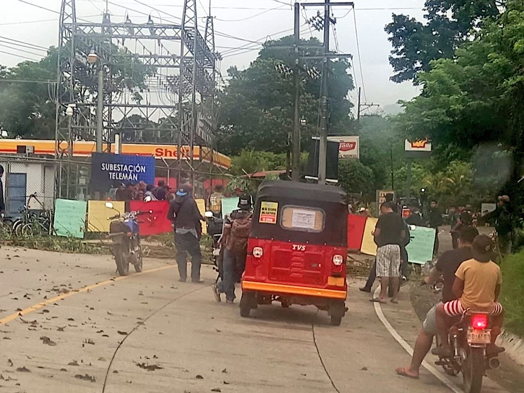 AnonymousGuat's tweet photo. #ParoNacional29J Hoy Guatemala amaneció con gente cansada de tanta corrupción! Gente trabajadora, gente humilde! Gente a una sola Voz exigiendo la renuncia de @DrGiammattei y la Desconsuelo Porras! https://t.co/z5snhBV11g