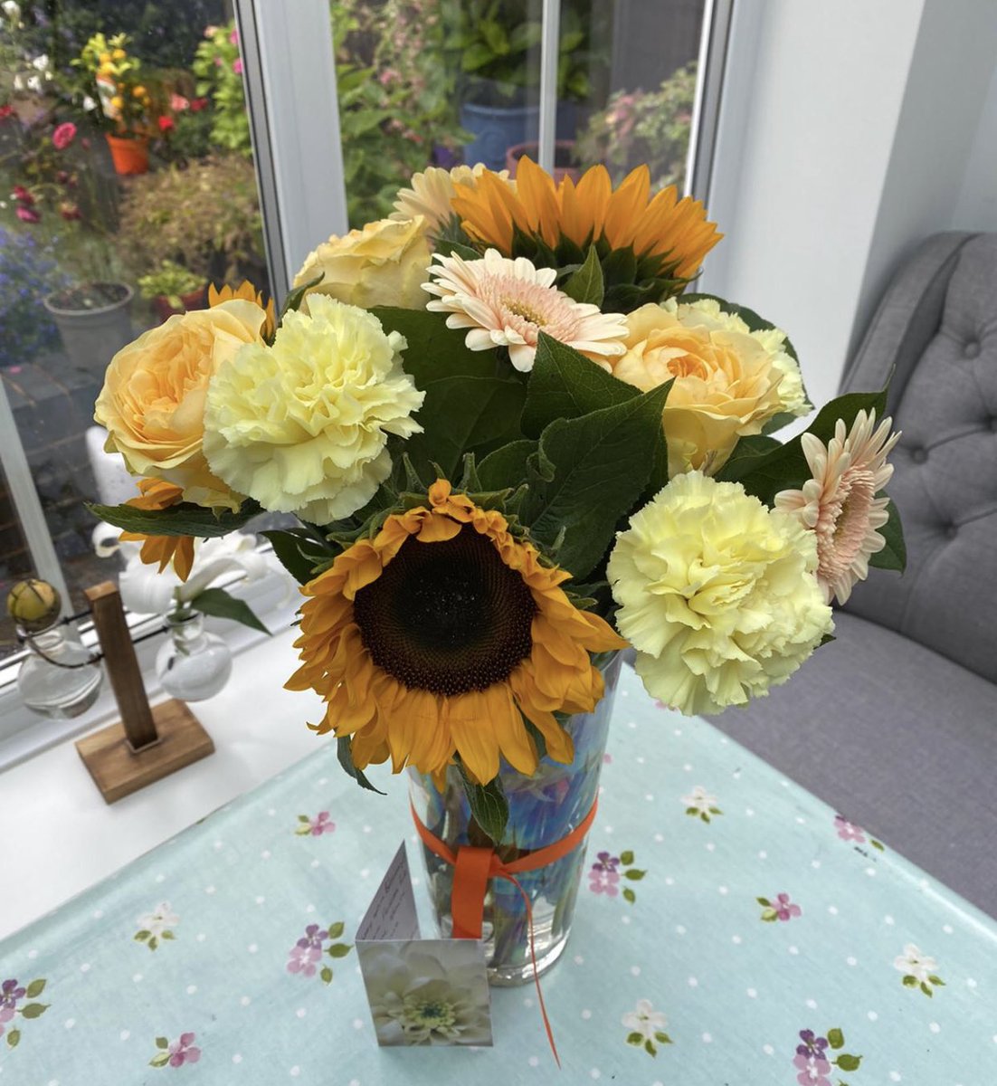 What you expect Vs. what you actually get when you purchase a ‘luxury bouquet’ for expedited delivery at £52.98 from <a href="/eFloristflowers/">Eflorist</a> 🧐 #shouldhavegonetoSpecsavers