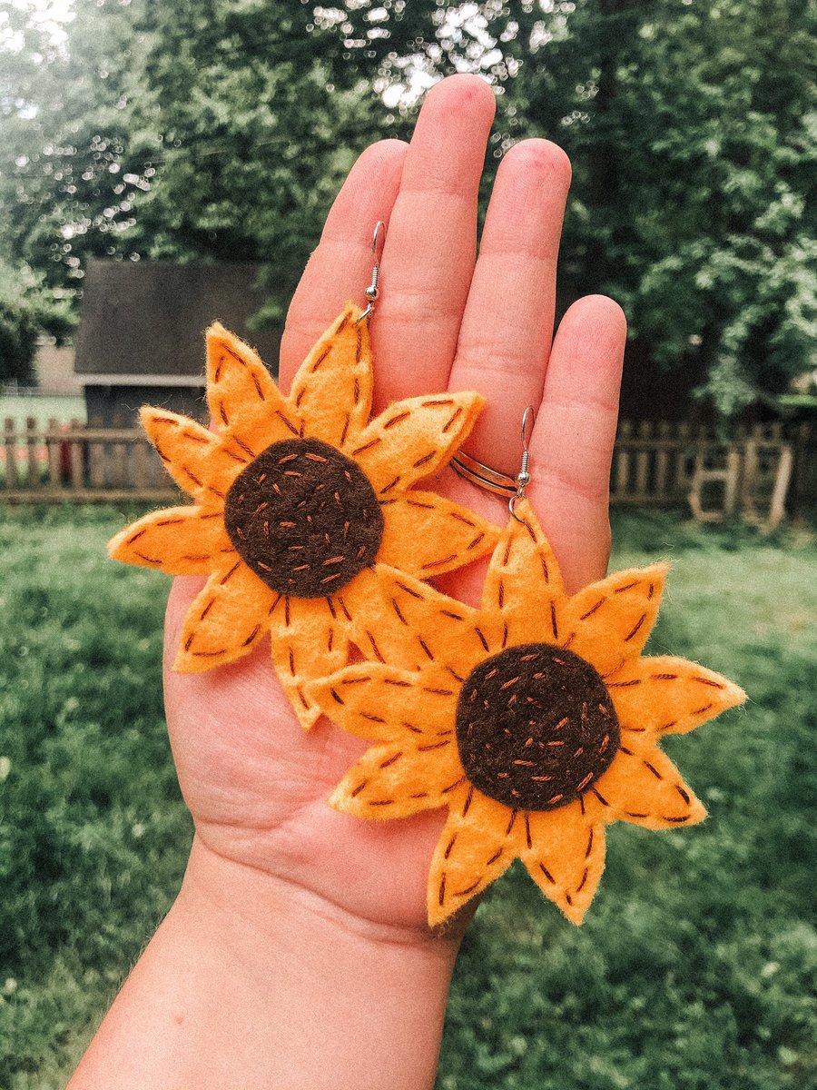 whimsicalneedle's tweet photo. looking for some cute summer earrings? 🌞 i have so many cute pairs available that would make the perfect accessory 🍉 they’re all available as clip-ons, as well! ✨ https://t.co/AfixyZW8C8 https://t.co/3nZnD4Hhbp