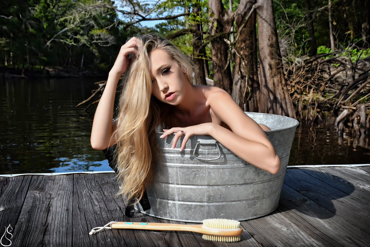 BlackCatModel's tweet photo. Alyssa starts her bath by the river…
@asap.ally
#blackcatmodeling #hotgirlsummer #model #girlmodels #blondehair #blondebombshell #beauty #gorgeous #implied https://t.co/gLINhykYE9