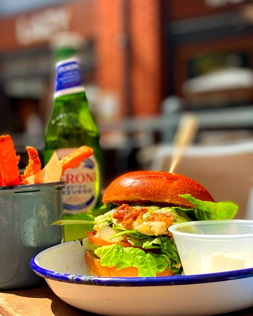 Lazybonesbars's tweet photo. A tasty burger in the sun with a cool refreshing beer, what more could you ask for on a lazy Thursday

#burger #peroni #sun #lazydays #lazybones #cowcrossyards #farringdon #london https://t.co/KUAF3HBNAV