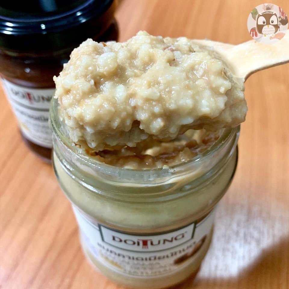 foodblogbkk's tweet photo. ชอบสเปรดอันนี้มากก แมคคาเดเมียบดของดอยตุง ออกมันๆกรึบๆ มี 2 รสคือช็อกโกแลตกับธรรมดา อันธรรมดาคือไม่หวานเลย เอามาทาอย่างละครึ่งกับช็อกโกแลต โคตรดี ลงตัวสุดๆ กินทุกเช้าเลยย😋 @aroii https://t.co/WK9hVjSM5P